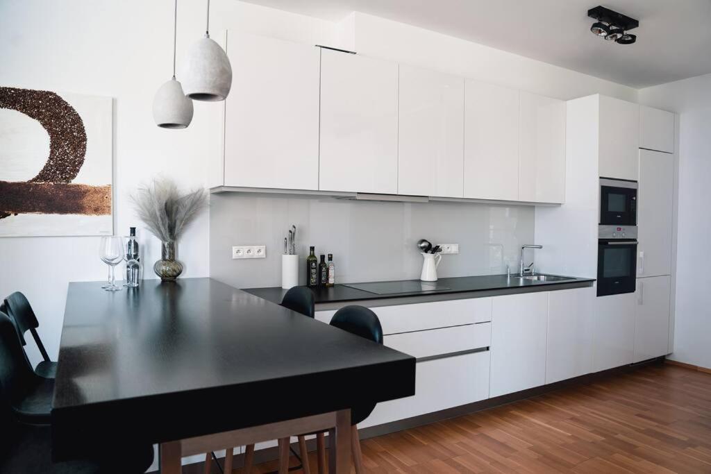 Prague Marina River View Apartment Close To City Centre Free Parking Exterior photo