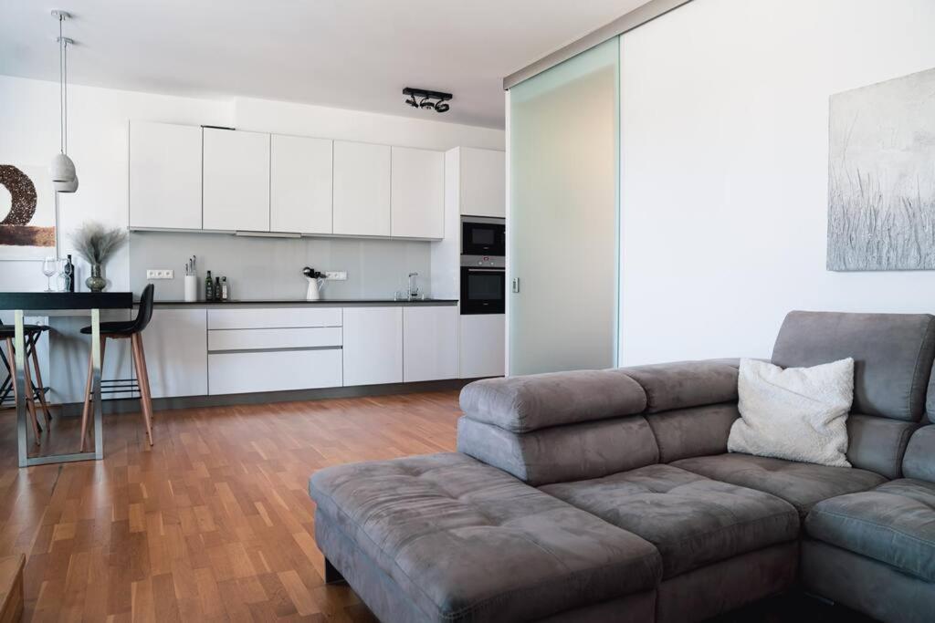 Prague Marina River View Apartment Close To City Centre Free Parking Exterior photo