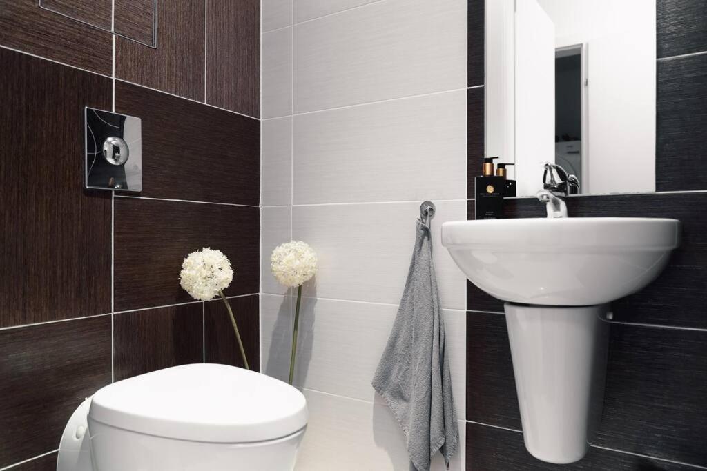 Prague Marina River View Apartment Close To City Centre Free Parking Exterior photo